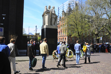 904194 Afbeelding van het defilé langs het gedenkteken voor het tijdens de oorlog gevallen spoorwegpersoneel aan het ...